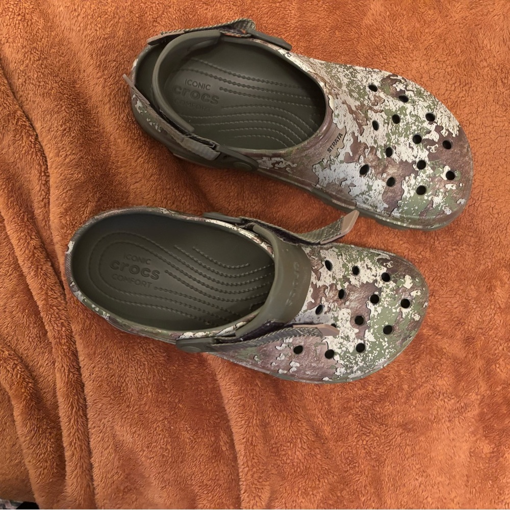 CROCS Men’s Camouflage Print Clog in Olive and Brown